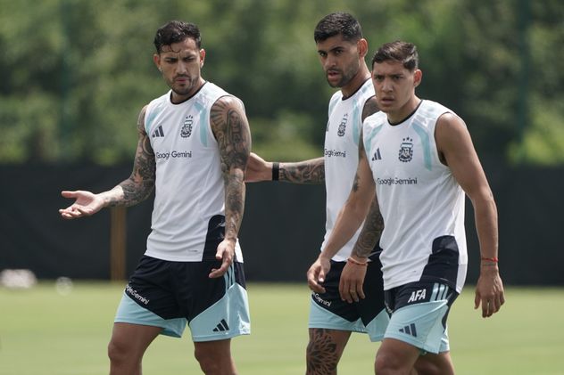 Leandro Paredes, Cristian "Cuti" Romero y Nahuel Molina, con la selección argentina en Kansas.