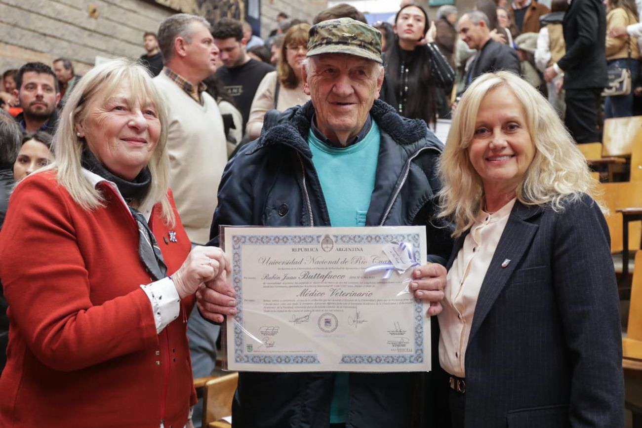 Rubén Buttafuoco, de 86 años, recibió su diploma como verterinario de la Universidad Nacional de Río Cuarto. En la foto, junto a la rectora y la vice rectora.