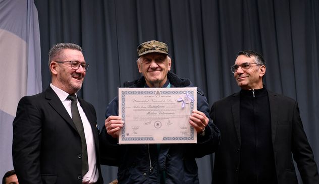 Rubén Buttafuoco, de 86 años, recibió su diploma como verterinario de la Universidad Nacional de Río Cuarto.
