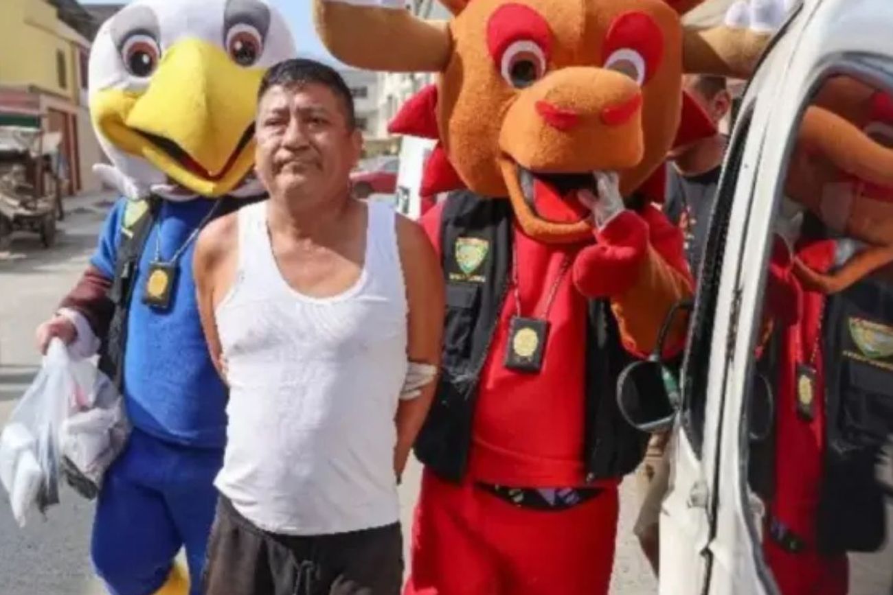 La Policía peruana se disfraza de mascotas del Mundial para detener a un sospechoso.