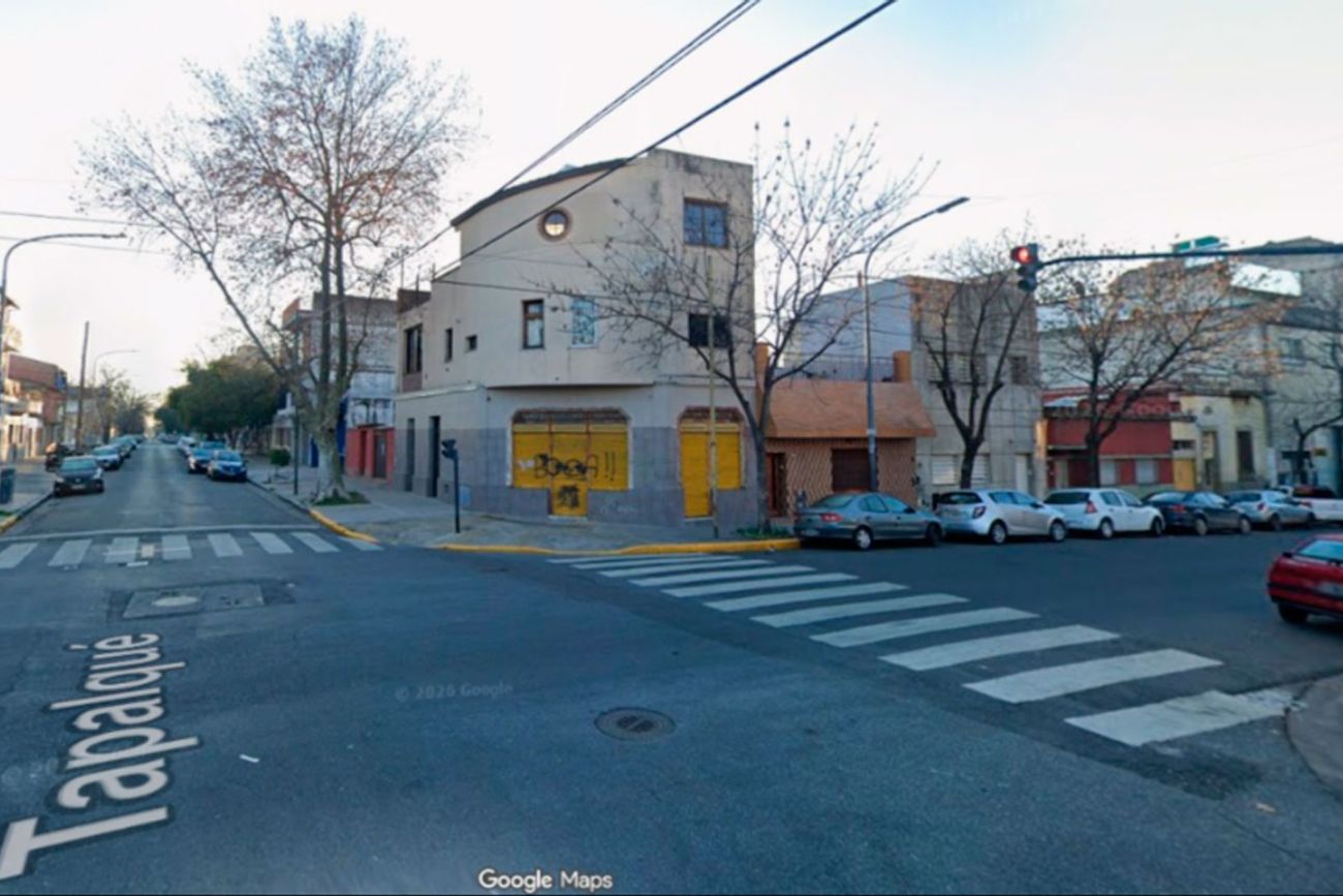 La esquina de Mataderos donde los imputados mandaban a la víctima a pedir dinero. (Captura de ©Google Street View/Fiscales.gob.ar)
