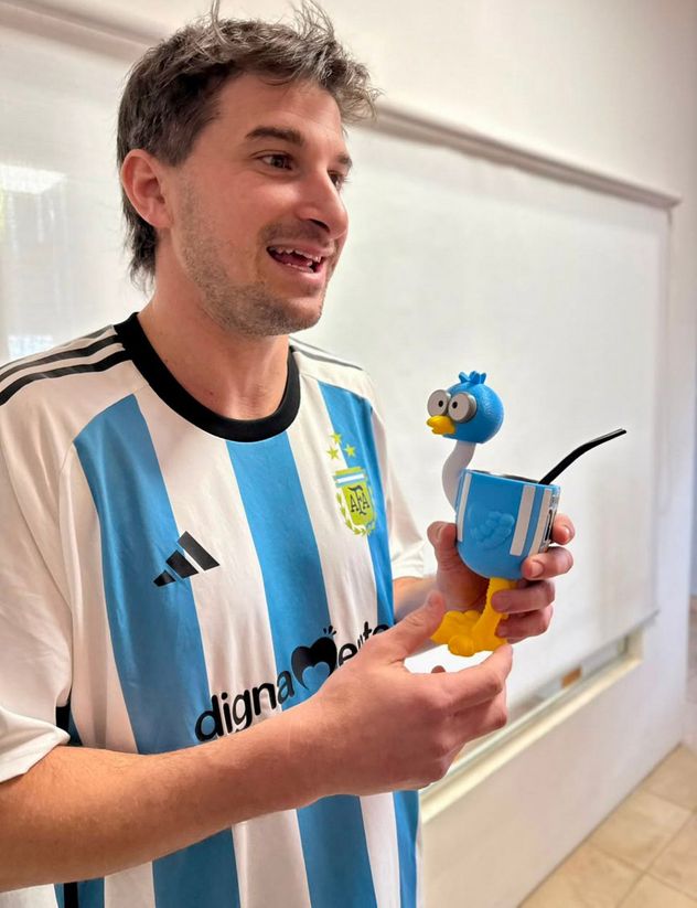 Beto Roccia, fundador de la Fundación Dignamente, en Río Cuarto, con la mascota propia para el Mundial 2026  (Tomy Fragueiro / La Voz)