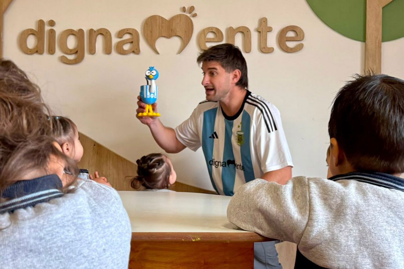 Beto Roccia, fundador de la Fundación Dignamente, en su sede de Río Cuarto, con el Nandú Nando en la mano. (Tomy Fragueiro / La Voz)