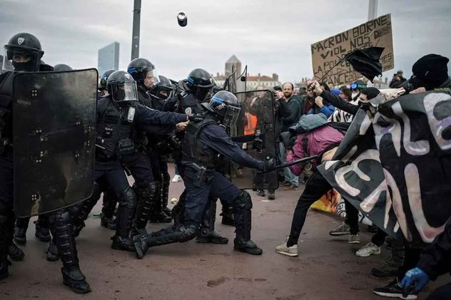 Protestas en Francia. Manifestantes chocan con policías durante una manifestación en Lyon, centro de Francia.