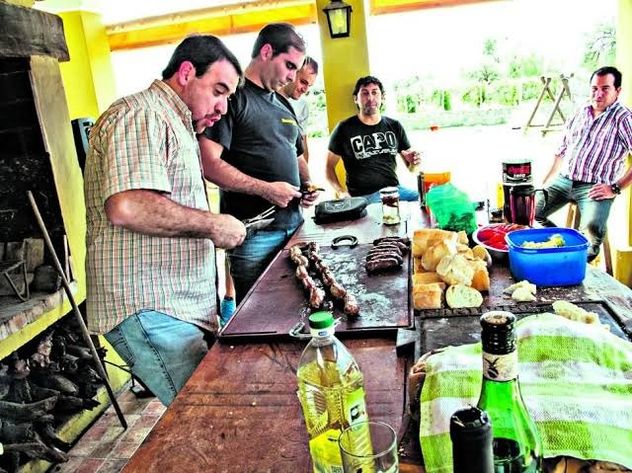 Asado entre amigos: la guía para calcular carne y achuras sin errores.