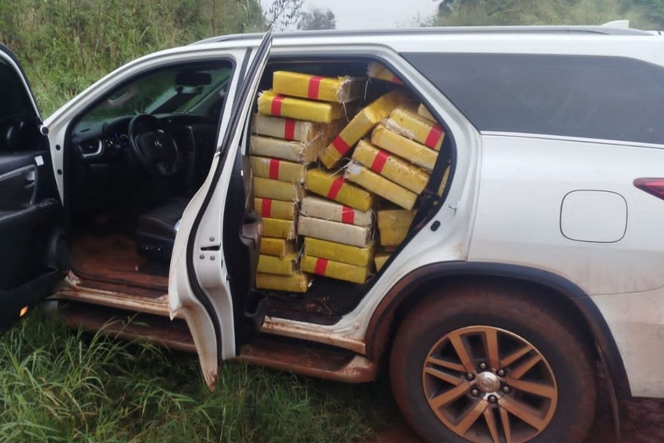 Misiones: Abandonan vehículo cargado con 912 kilos de marihuana en la localidad de Comandante Andresito.