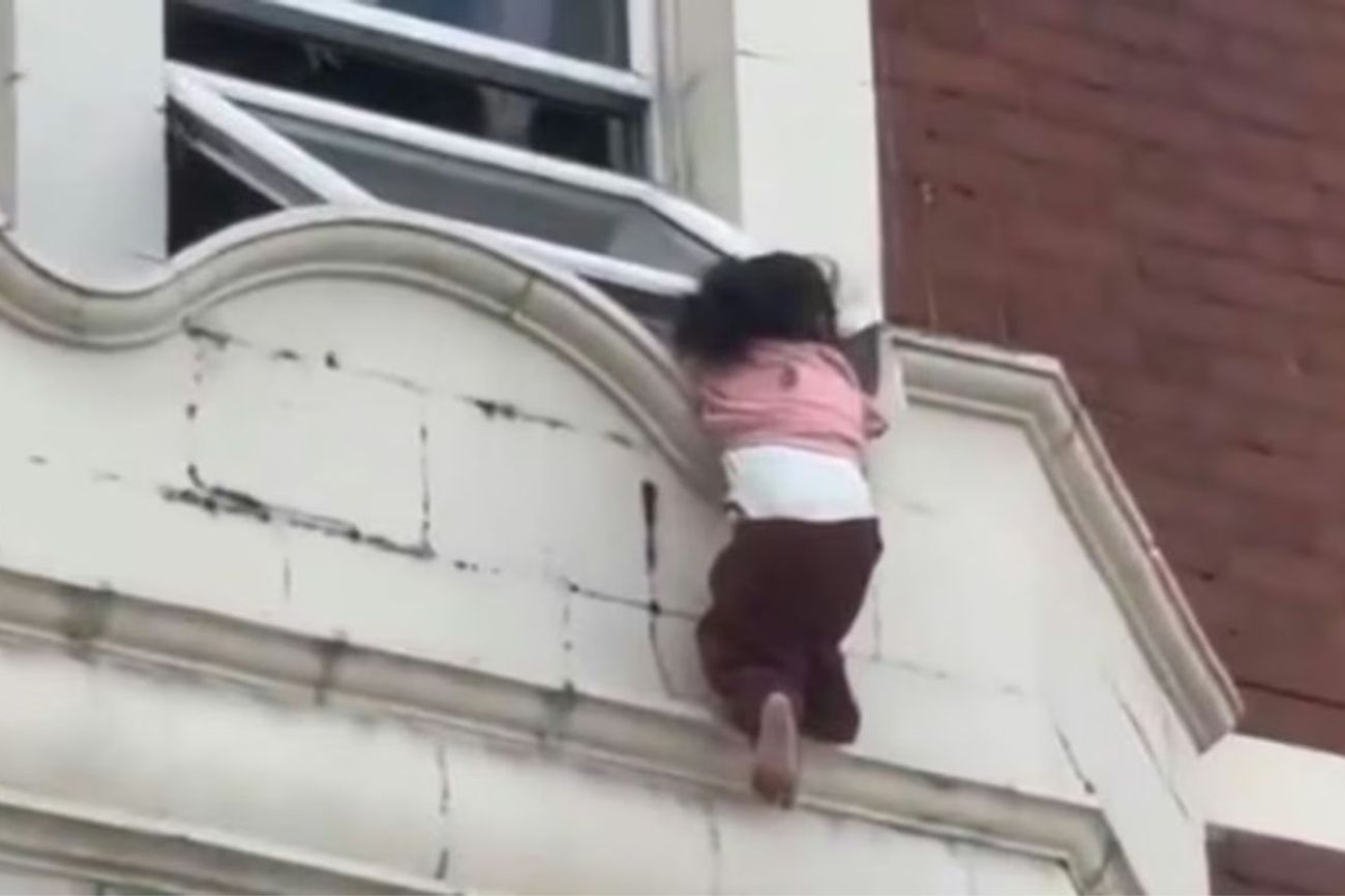 Una nena de apenas 4 años quedó colgando de la ventana de un edificio.