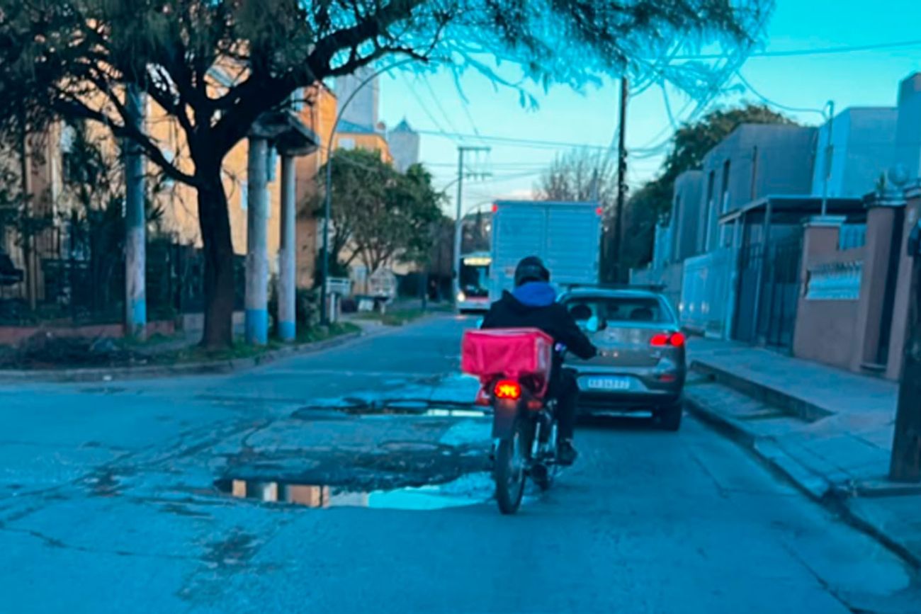 La zona está "minada" de baches y agua podrida. (La Voz)