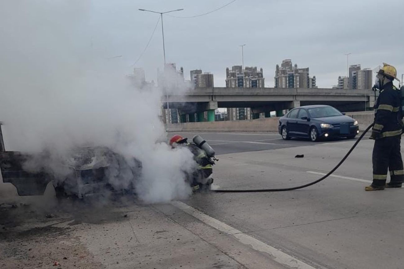 Un auto se incendió por completo en la Circunvalación de Córdoba: no hay ningún herido