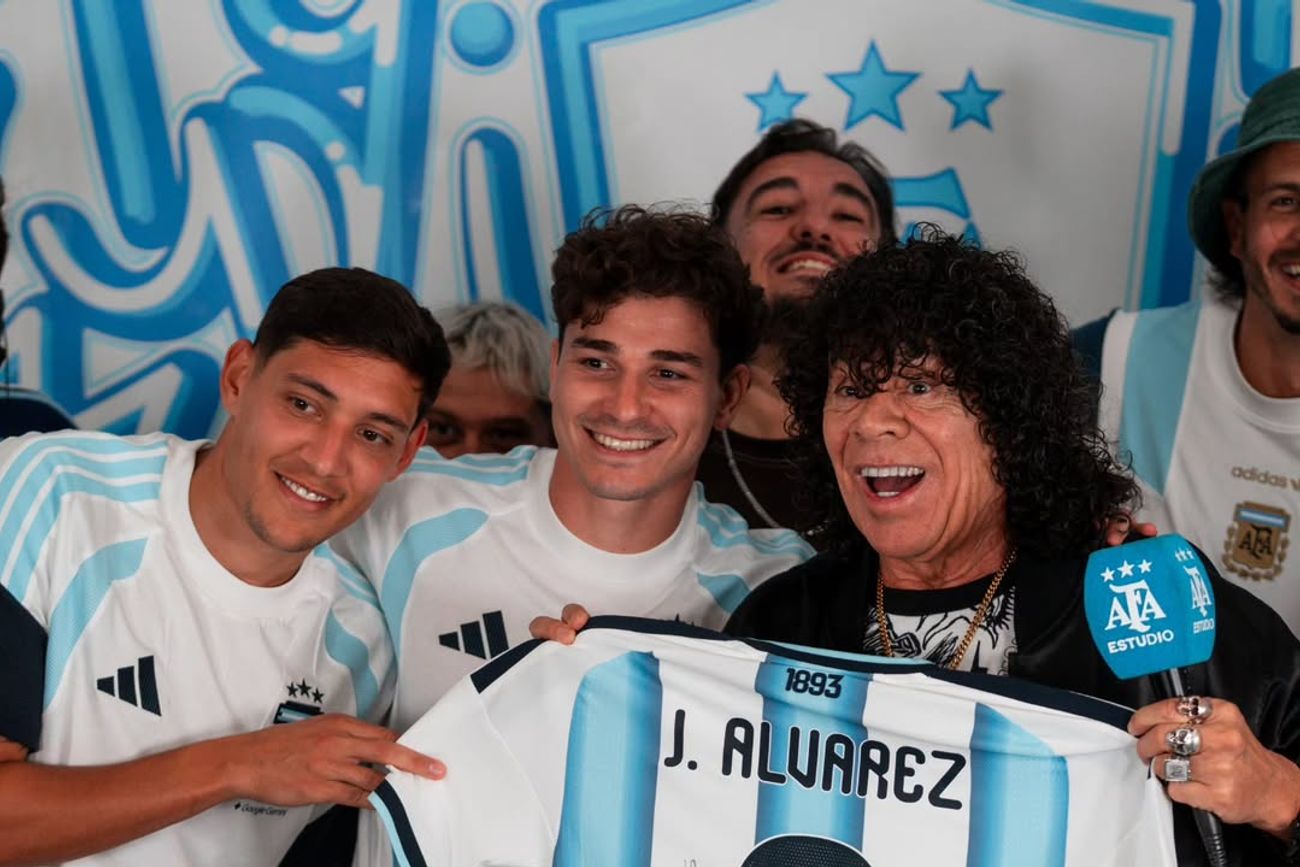 La Mona Jiménez revolucionó el streaming de la Selección: el regalo que le hizo Julián Álvarez