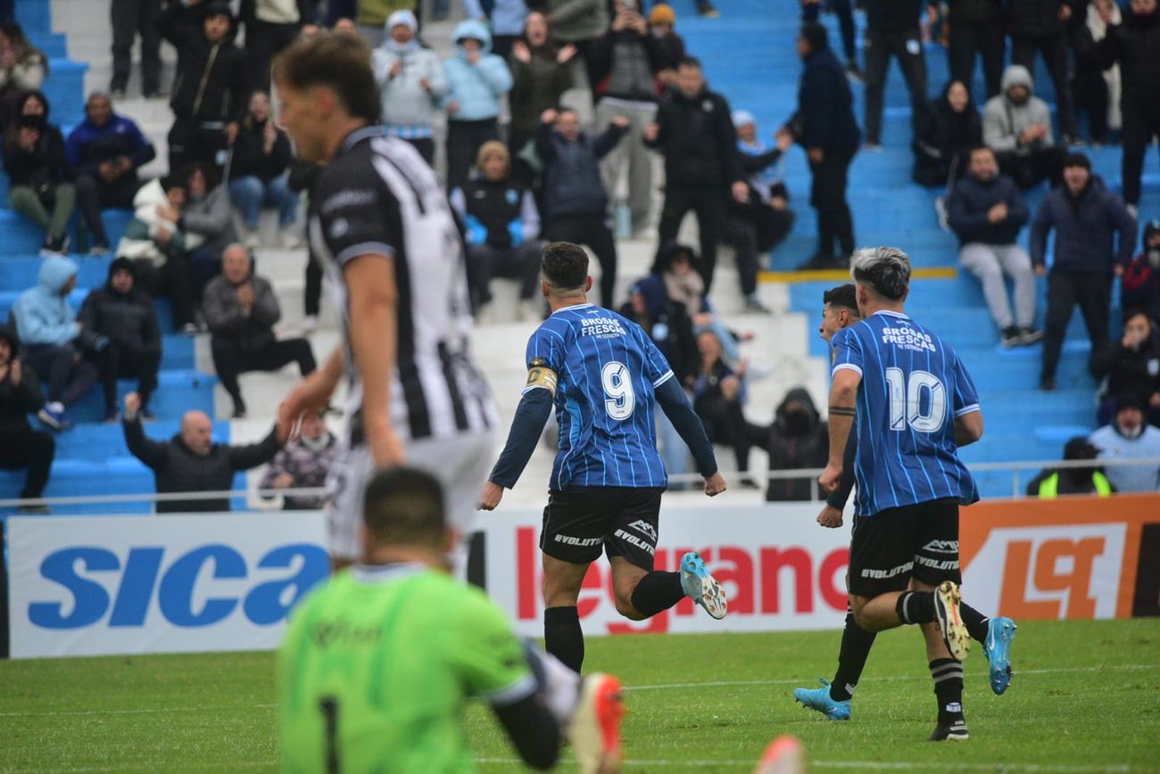 Con dos goles de Pablo Chavarría, Racing volvió a celebrar en Nueva Italia: fue 2-0 sobre Chaco For Ever.