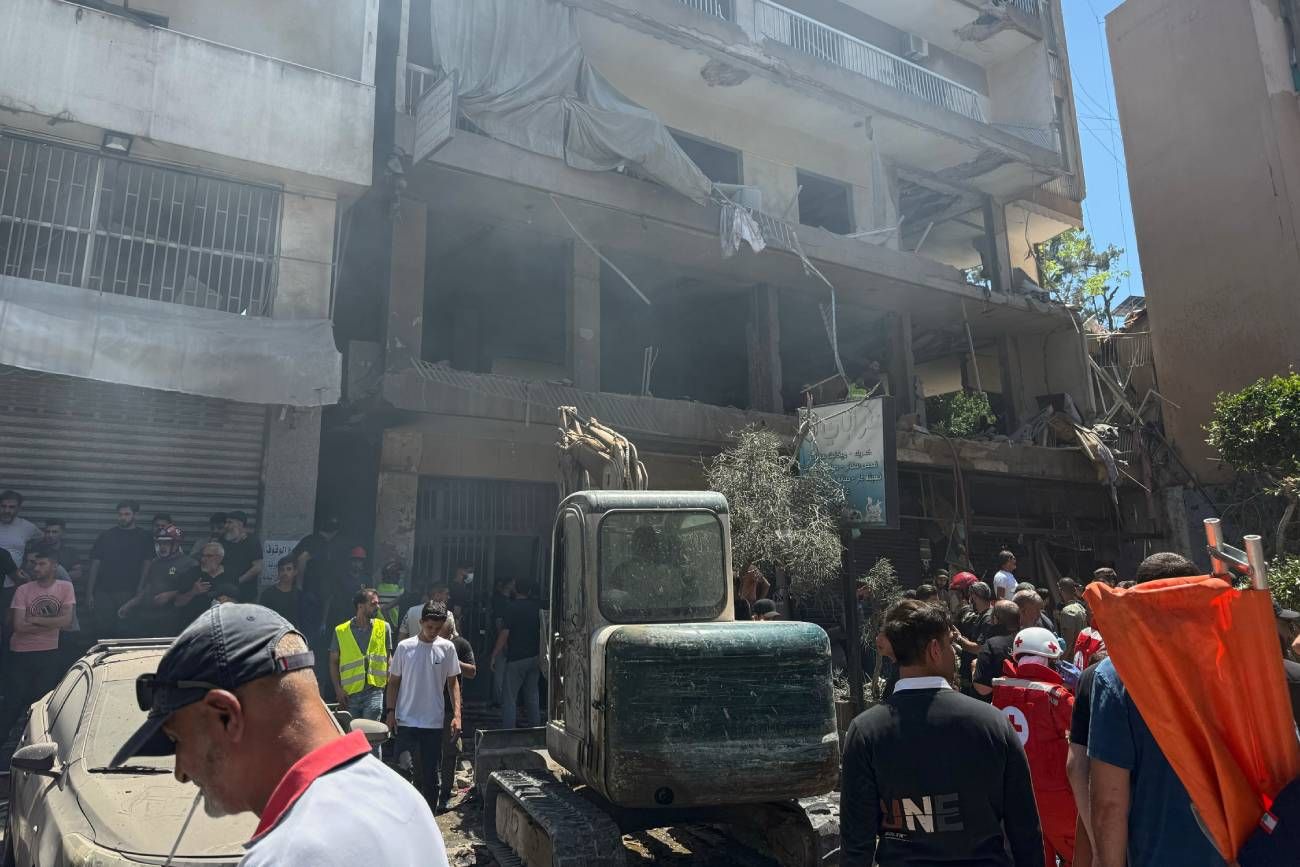 El lugar donde un ataque aéreo israelí impactó un apartamento en Dahye, en los suburbios del sur de Beirut, Líbano, el 14 de junio de 2026.
