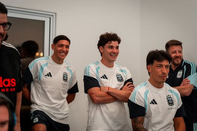 El conductor Seba Varela del Río compartió fotos del encuentro de La Mona Jiménez con los Campeones del Mundo