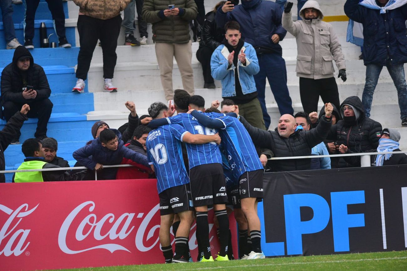 Con dos goles de Pablo Chavarría, Racing superó en Nueva Italia a Chaco For Ever. (Javier Ferreyra / La Voz)