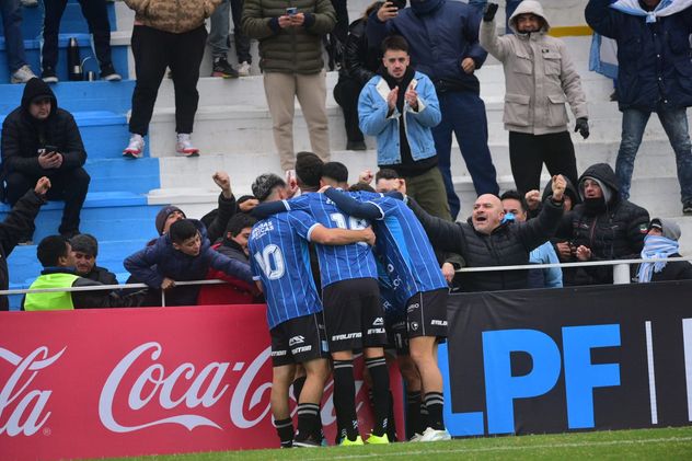 Con dos goles de Pablo Chavarría, Racing superó en Nueva Italia a Chaco For Ever.