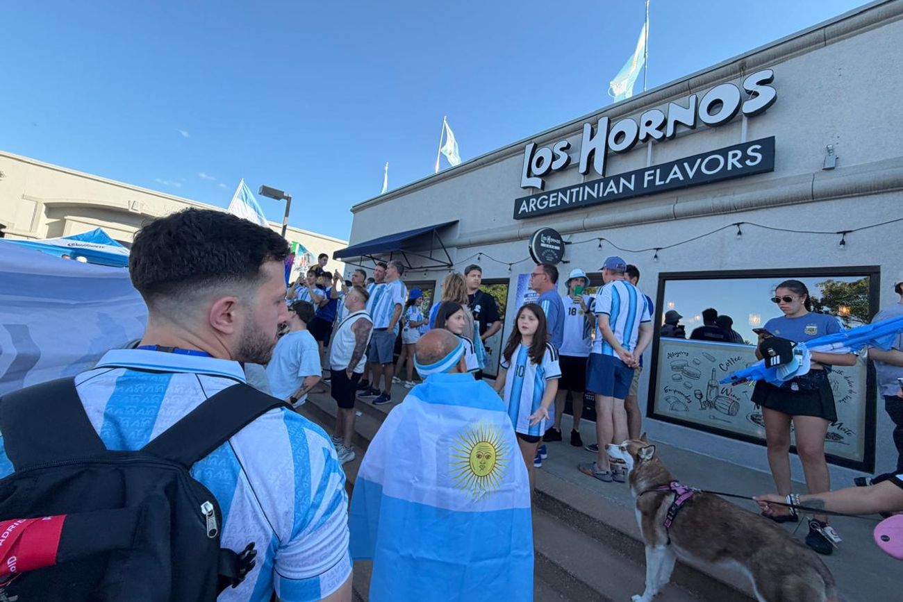 La hinchada de Argentina y la rutina del banderazo. Música, bombos y fiesta. A lo argentino. A lo cordobés. (La Voz)