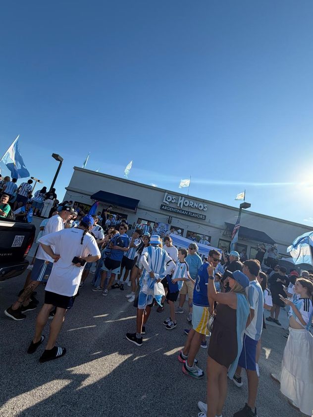 La hinchada de Argentina y la rutina del banderazo. Música, bombos y fiesta. A lo argentino. A lo cordobés.