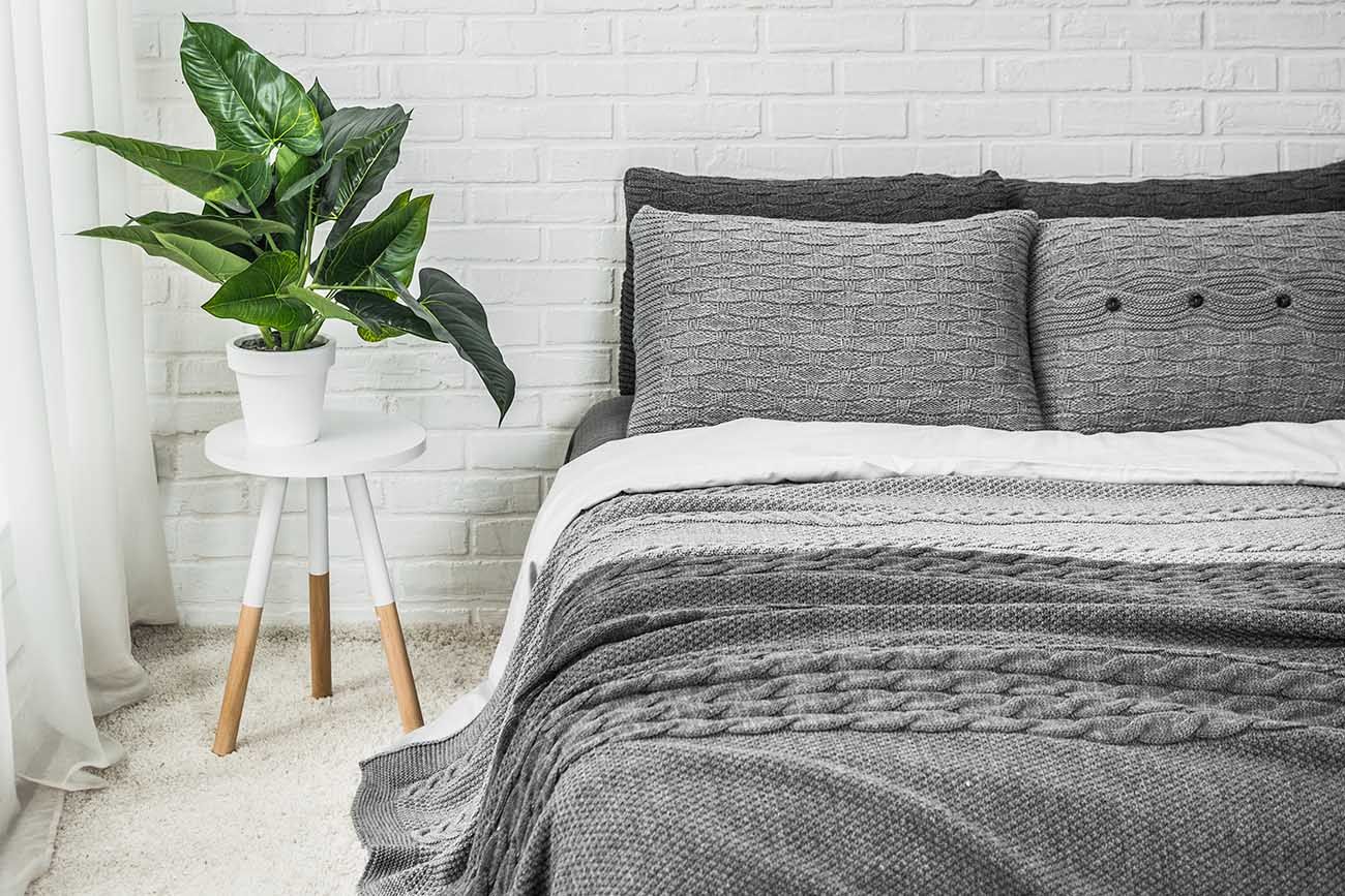 Cama: ya no se trata de una única manta pesada, sino de superponer diversos estratos textiles de densidades diferentes para generar microclimas entre capa y capa. Así, es posible retener el calor de modo eficiente. 