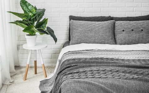 Cama: ya no se trata de una única manta pesada, sino de superponer diversos estratos textiles de densidades diferentes para generar microclimas entre capa y capa. Así, es posible retener el calor de modo eficiente. 