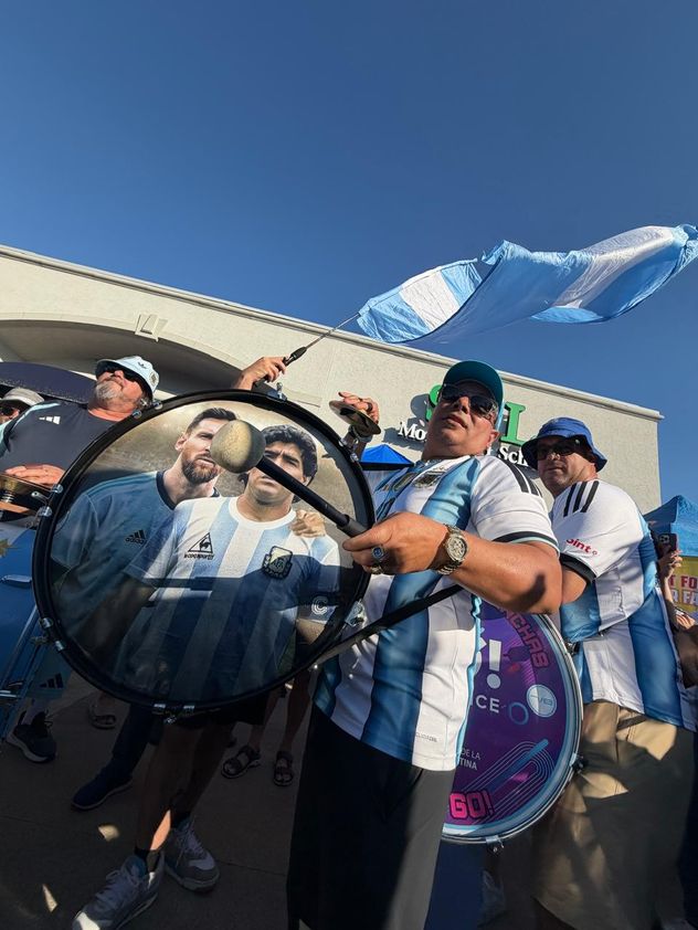 La hinchada de Argentina y la rutina del banderazo. Música, bombos y fiesta. A lo argentino. A lo cordobés.