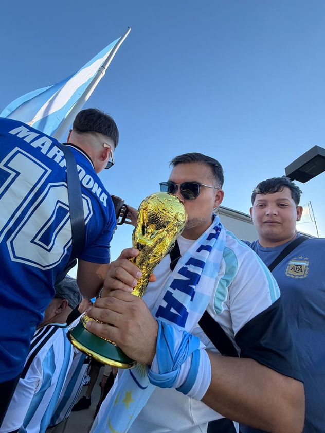 La hinchada de Argentina y la rutina del banderazo. Música, bombos y fiesta. A lo argentino. A lo cordobés.