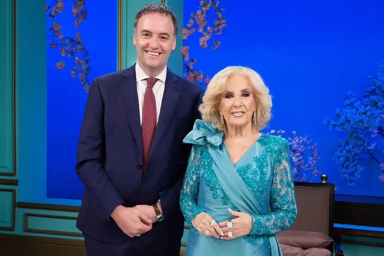 Manuel Adorni y Mirtha Legrand en 2024, cuando el cuestionado funcionario visitó a la diva en su mesaza. (El Trece)