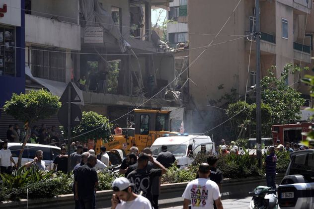 El lugar donde un ataque aéreo israelí impactó un apartamento en Dahye, en los suburbios del sur de Beirut, Líbano, el 14 de junio de 2026.
