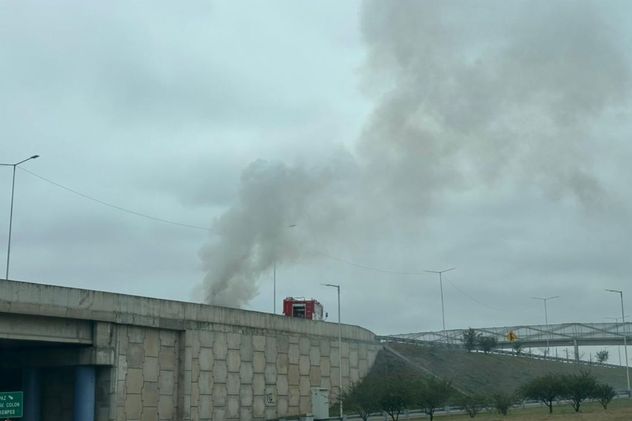 Un auto se incendió por completo en la Circunvalación de Córdoba: no hay ningún herido
