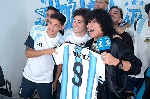 La Mona Jiménez revolucionó el streaming de la Selección: el regalo que le hizo Julián Álvarez