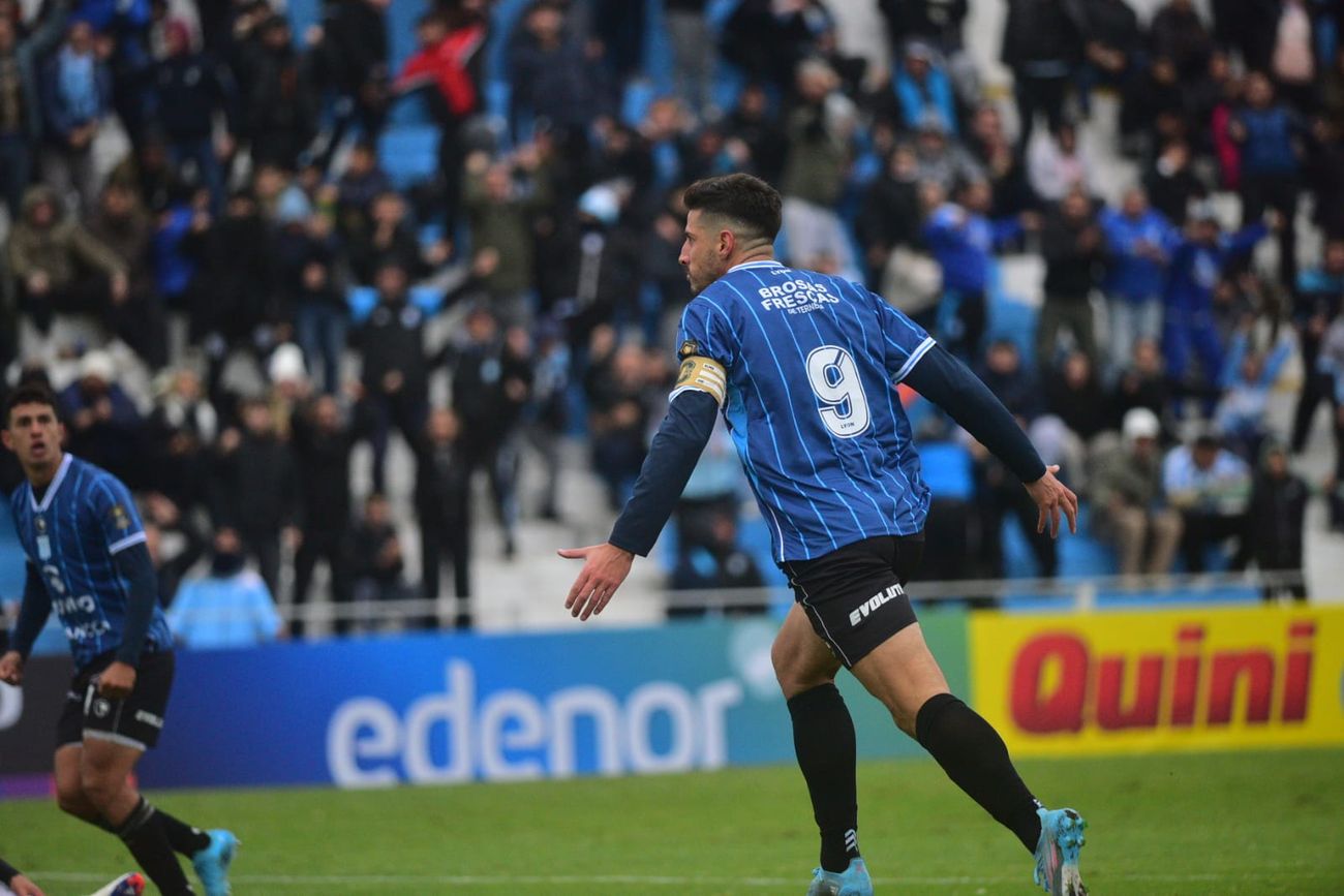 Con dos goles de Pablo Chavarría, Racing volvió a celebrar en Nueva Italia: fue 2-0 sobre Chaco For Ever.