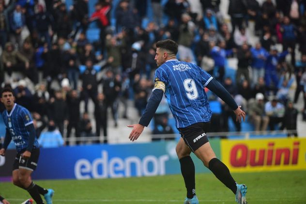 Con dos goles de Pablo Chavarría, Racing volvió a celebrar en Nueva Italia: fue 2-0 sobre Chaco For Ever.
