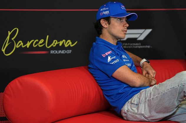 Franco Colapinto fue penalizado en Barcelona y perdió dos lugares en el clasificador final.