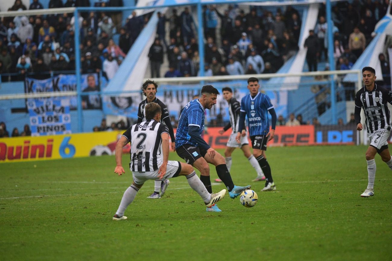 Con dos goles de Pablo Chavarría, Racing volvió a celebrar en Nueva Italia: fue 2-0 sobre Chaco For Ever.