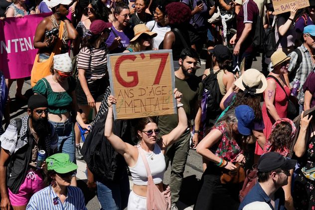 Cumbre del G7: miles marchan en Ginebra bajo un blindaje policial sin precedentes