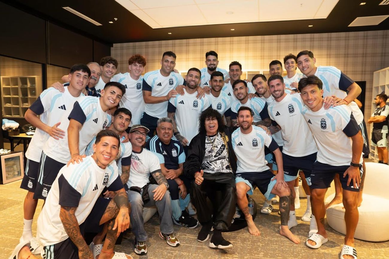 La Mona Jiménez se reunió con La Scaloneta y cumplió su sueño de conocer a Messi. (Instagram @afaseleccion)
