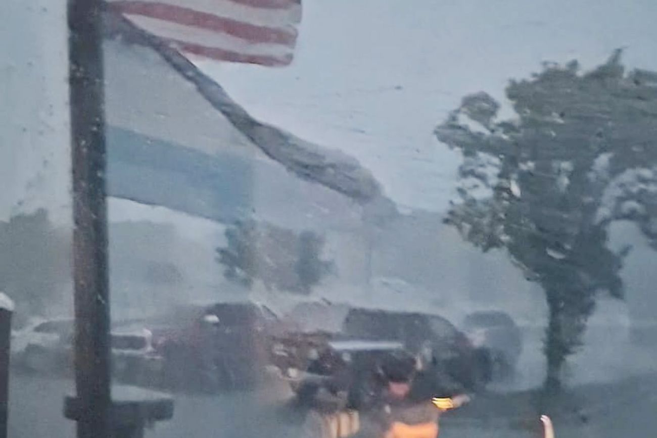 El viento arrasó con todo y el temor de un tornado asustó a varios.