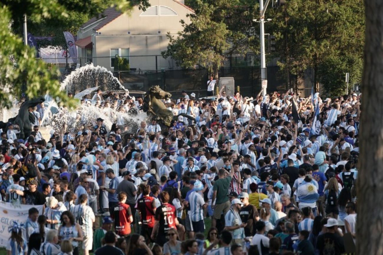La marea argentina inunda Kansas City: un banderazo masivo marcó el inicio del sueño mundialista
