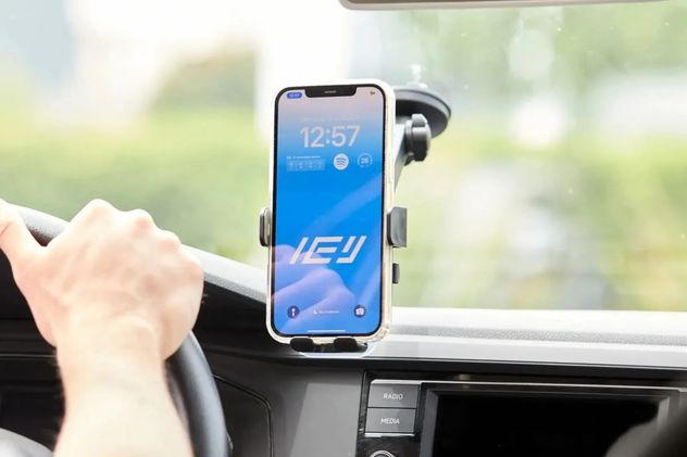 Los soportes para celulares se consolidan como uno de los accesorios más vendidos para mejorar la experiencia de manejo.