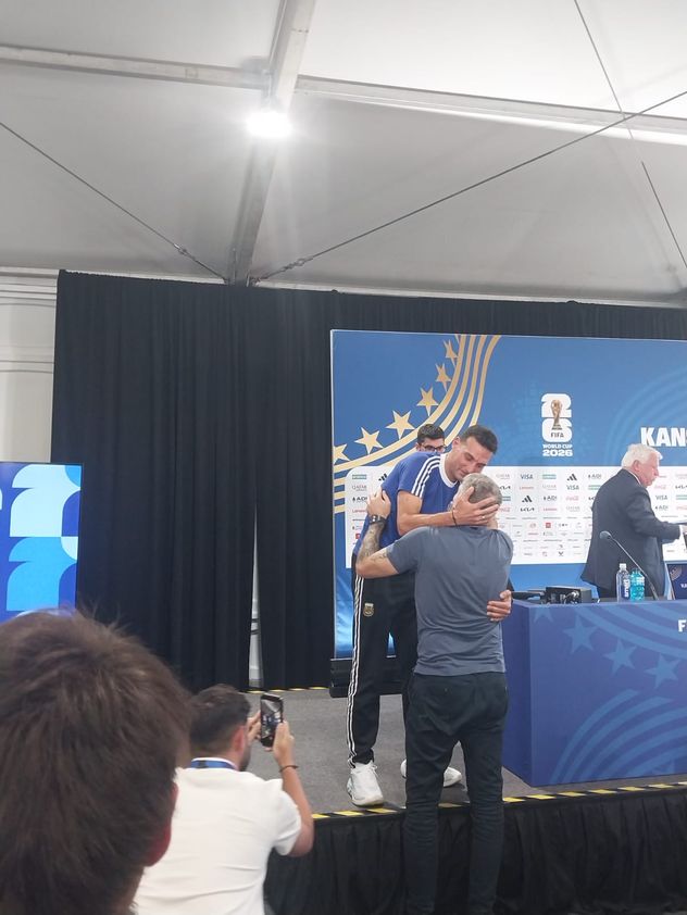 Martín Palermo se acercó a saludar a Lionel Scaloni, entrenador de la selección argentina en la previa del debut en la Copa del Mundo.