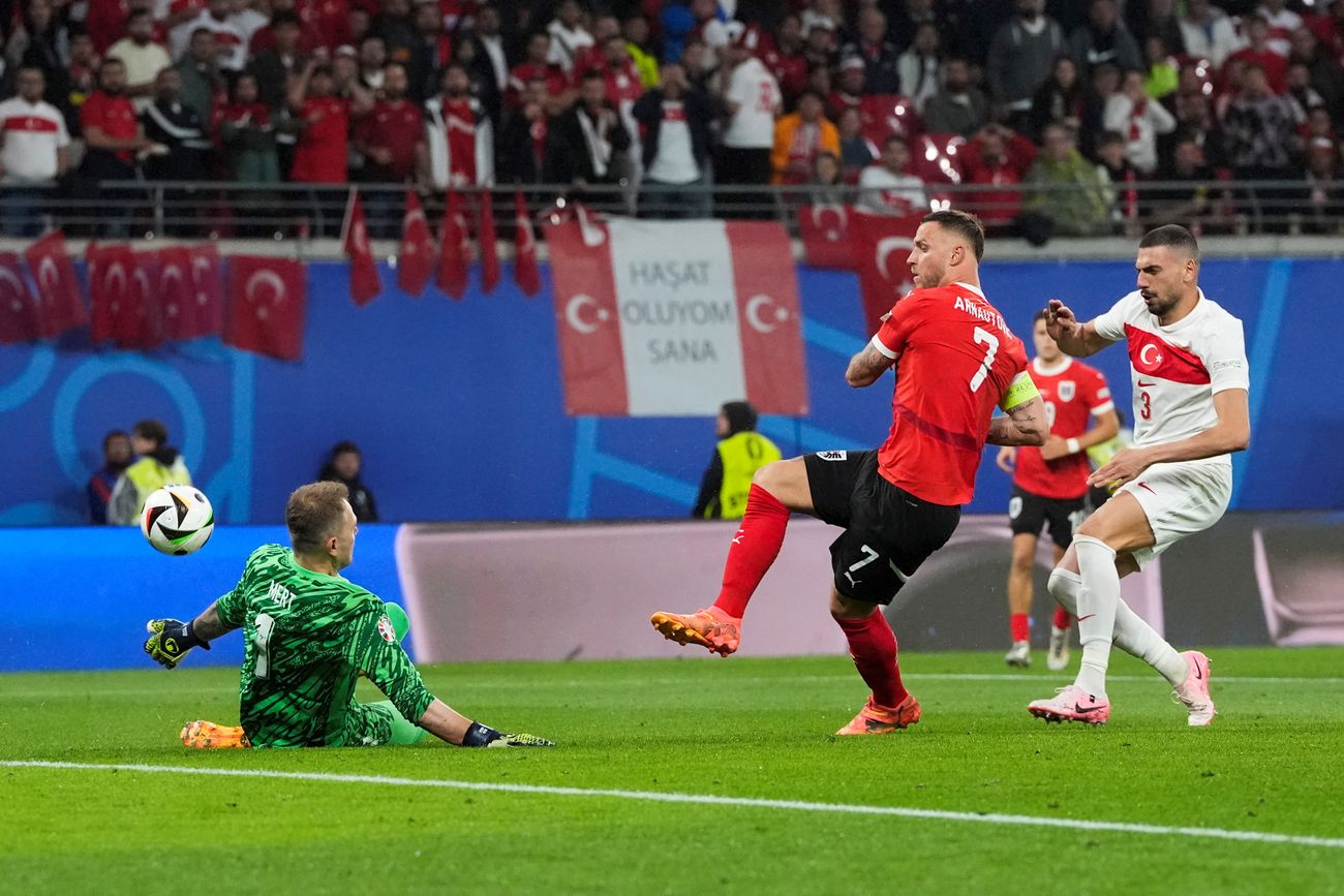 Marko Arnautovic, delantero de un seleccionado de Austria que vuelve a la Copa del Mundo tras 28 años. (AP)