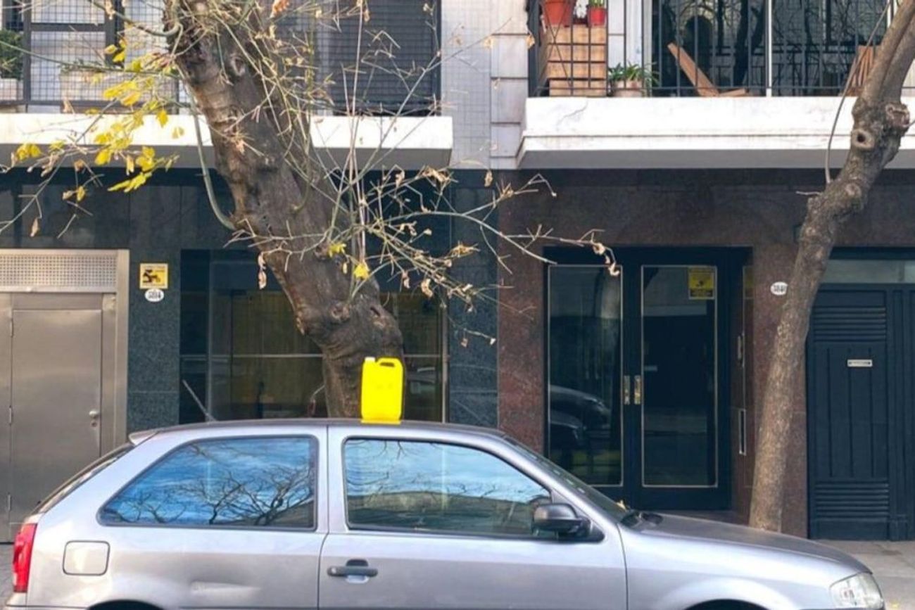 Colocar un frasco o bidón sobre el techo es una señal que muchas personas asocian con la venta de un vehículo usado.