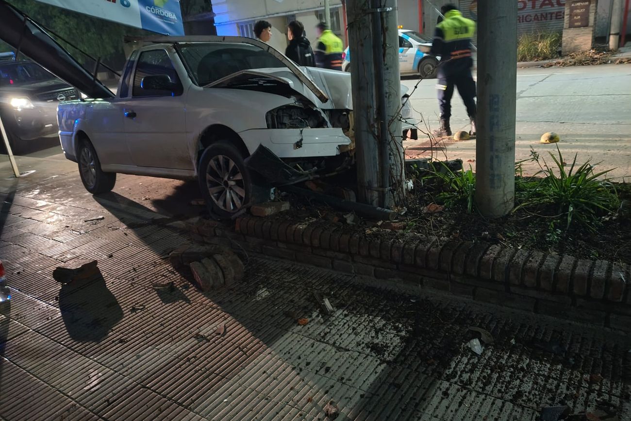 Un joven de 22 años, con test de alcoholemia positivo, chocó contra un poste en Jesús María.