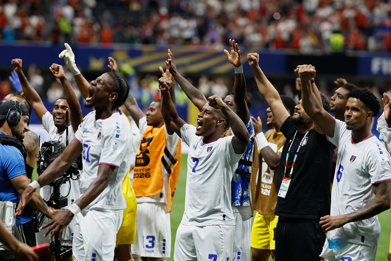 Jugadores de Cabo Verde celebran tras el partido de fútbol del Grupo H de la Copa Mundial entre España y Cabo Verde en Atlanta, el lunes 15 de junio de 2026.