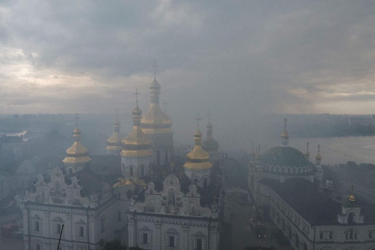 Ataque masivo ruso sobre Kiev dejó 11 muertos y la histórica Catedral de la Dormición en llamas
