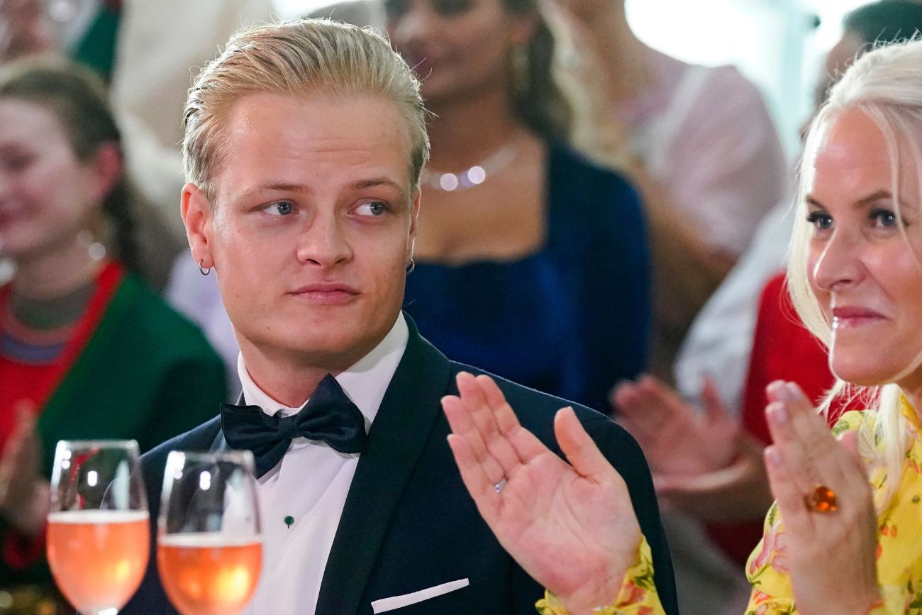 ARCHIVO - Marius Borg Hoiby de Noruega y la princesa heredera Mette-Marit en Oslo, 16 de junio de 2022.