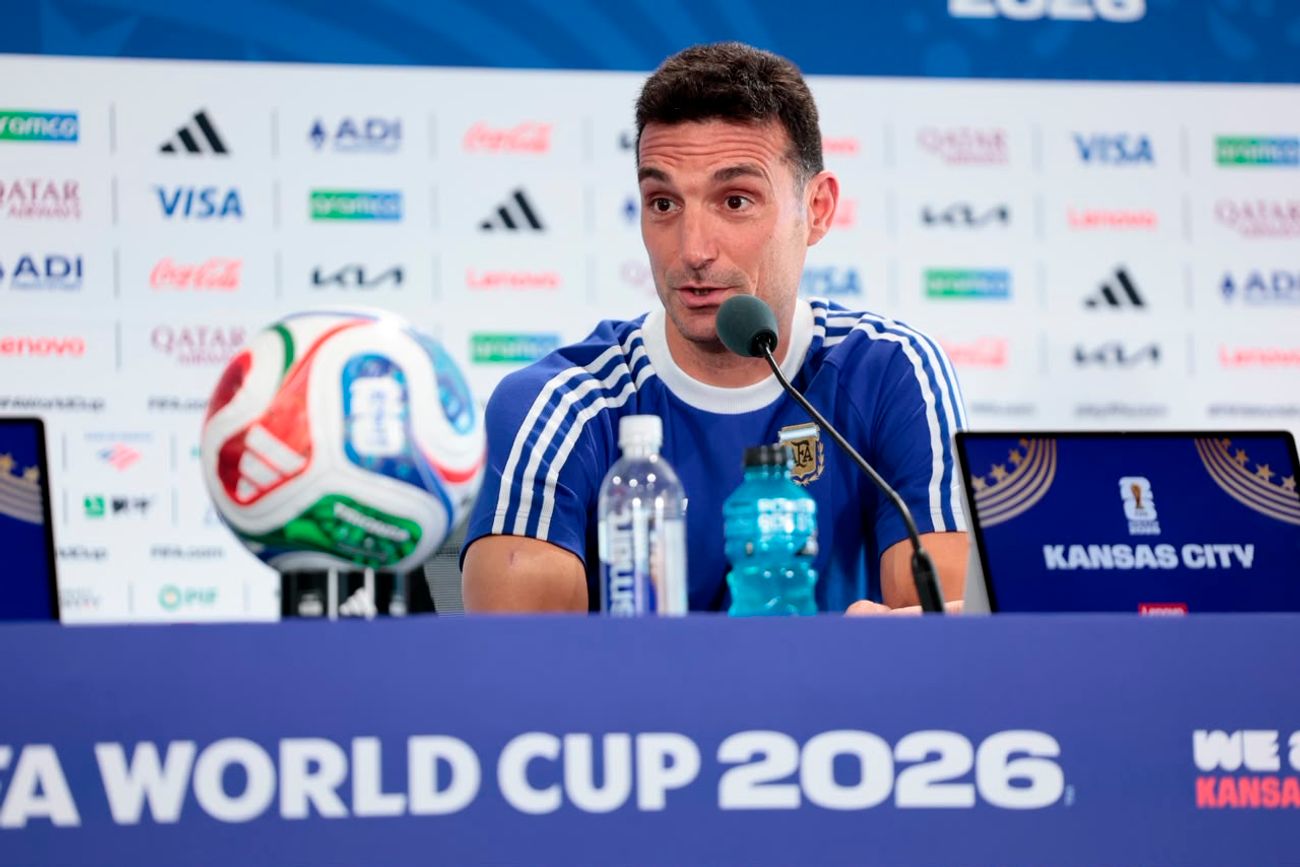 "Estamos bien, confiados y llegamos en un buen momento", expresó el entrenador argentino Lionel Scaloni en la previa del debut con Argelia. (Prensa selección)