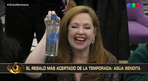 Telefe le regaló agua bendita a Andrea del Boca tras otra de sus caídas en la casa