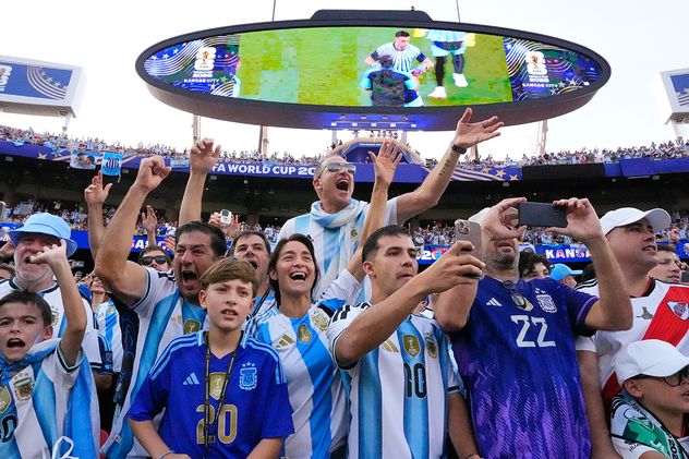 Hinchas argentinos en el estadio Arrowhead de Kansas City.