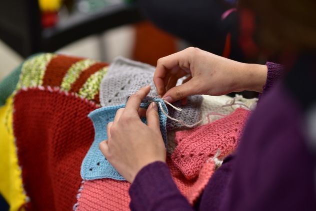 Las Rondas de Tejedoras reúnen a vecinos de distintos barrios para compartir técnicas, fortalecer vínculos y colaborar con una causa solidaria.