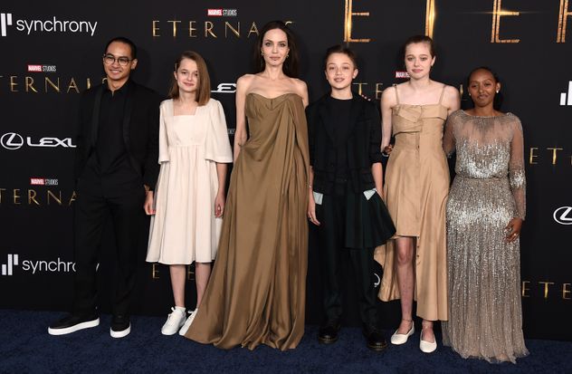 Angelina con sus hijos Maddox, Vivienne, Knox, Shiloh y Zahara.